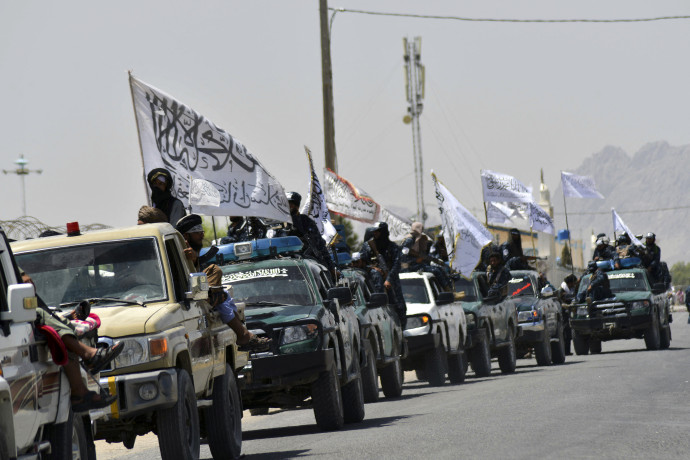 Tálib harcosok zászlókkal tartanak autós felvonulást az amerikai csapatok kivonulását ünnepelve 2021. szeptember 1-jén – Fotó: Javed Tanveer / AFP