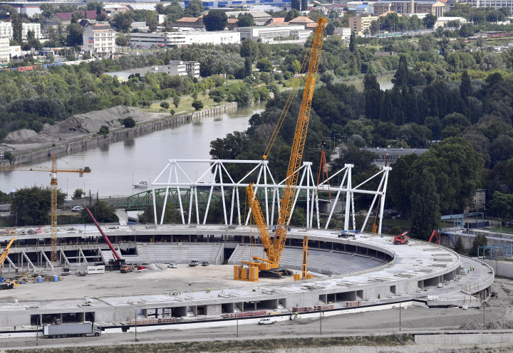 Az épülő atlétikai stadion Budapesten a Mol épülő székházából fotózva 2021. augusztus 3-án – Fotó: Máthé Zoltán / MTI
