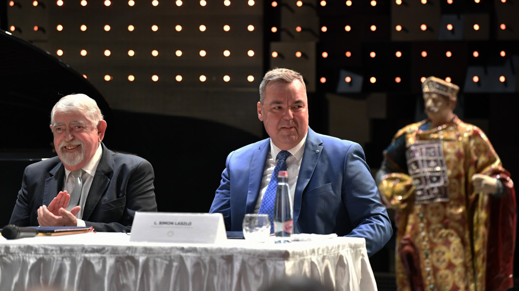 Kásler Miklós, L. Simon László és az Aba Sámuelt ábrázoló Zsolnay-mázas pirogránit szobor – Fotó: Máthé Zoltán / MTI