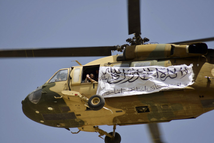 Az amerikaiak kivonulását ünneplő tálibok konvoját kísérő helikopter a tálib zászlóval Kandahárban 2021. szeptember 1-jén – Fotó: Javed Tanveer / AFP