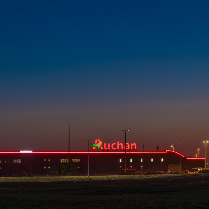 A magyarosítás előtt álló Auchan a piac léket kapott, de még stabil óriáshajója