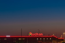 A magyarosítás előtt álló Auchan a piac léket kapott, de még stabil óriáshajója