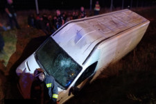 Rendőrautónak ütközött, majd az árokba hajtott az M86-oson egy szerb embercsempész egy kisbusszal, amiben 27 embert szállított