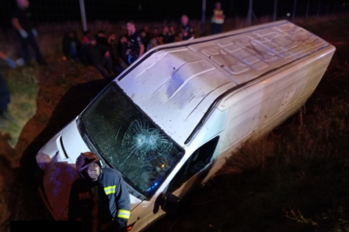 Rendőrautónak ütközött, majd az árokba hajtott az M86-oson egy szerb embercsempész egy kisbusszal, amiben 27 embert szállított