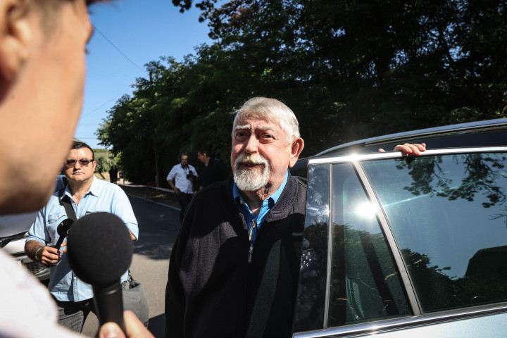 Kásler Miklós az emberi erőforrások minisztere száll ki autójából – Fotók: Huszti István / Telex