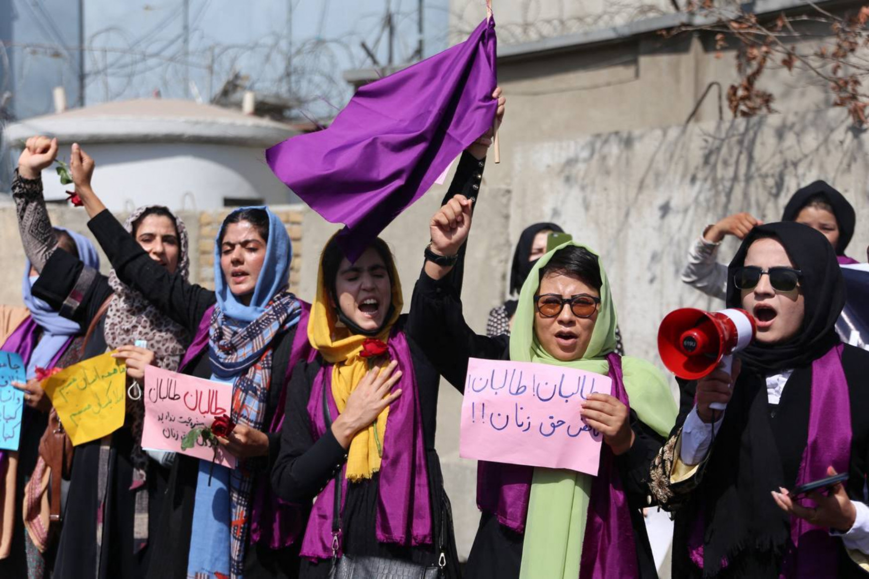 Erőszakba fulladt egy nők jogaiért rendezett tüntetés Kabulban
