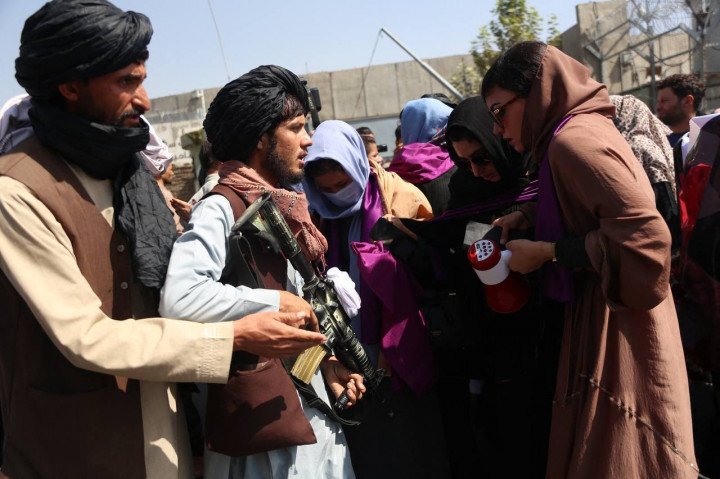 Tálib fegyveresek jelentek meg a tüntetésen – Fotó: BILAL GULER / ANADOLU AGENCY VIA AFP