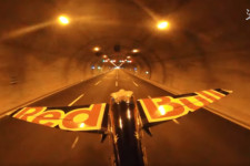Sírt örömében a Red Bull pilótája, miután végigrepült több mint két kilométernyi alagúton