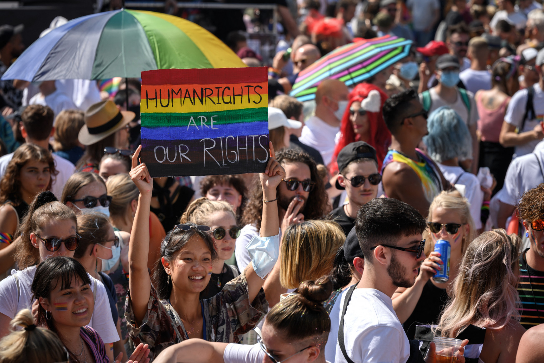 Tízezrek tüntettek Svájcban az azonos neműek házasságának legalizálásáért, hamarosan népszavazást tartanak róla