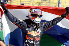 Verstappen megállíthatatlan volt hazai pályán, zandvoorti győzelmével visszavette a vezetést a világbajnokságban