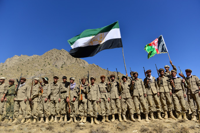 Pandzsíri ellenállók katonai kiképzést tartanak szeptember 2-án, a tartomány és Afganisztán zászlajával – Fotó: Ahmad Sahel Arman / AFP