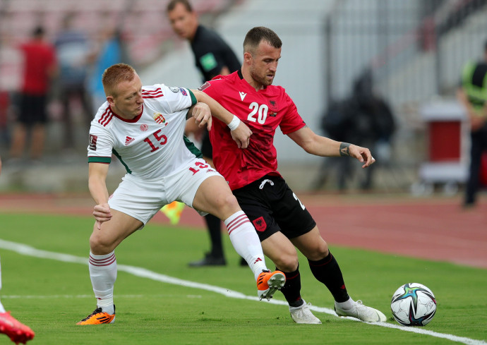 Kleinheisler és Trashi küzd a labdáért az albán-magyar vb-selejtezőn – Fotó: Florian Goga/Reuters