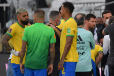 Félbeszakadt a brazil-argentin szuperrangadó – meccs közben akartak karanténba zárni négy argentin játékost