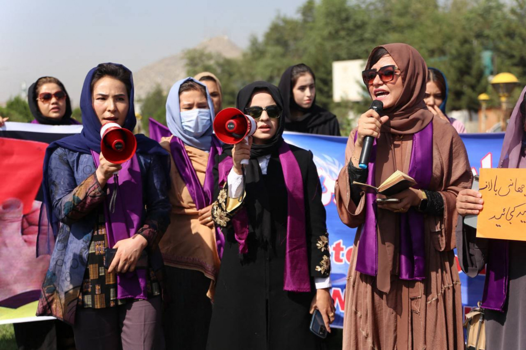 A tálibok letartóztattak négy férfit a kabuli nőjogi tüntetésen történt erőszak miatt