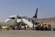 Egy amerikai képviselő szerint a tálibok nem hagyták, hogy egy amerikaiakat és afgánokat szállító gép felszálljon a kabuli reptérről