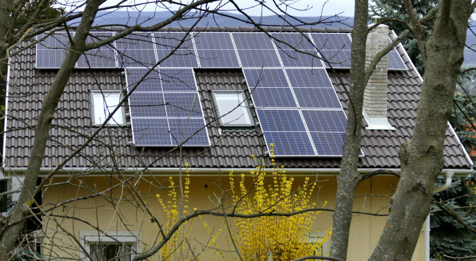 Elektromos áramot termelő napelem-táblákkal fölszerelt családi ház Solymáron – Fotó: Jászai Csaba / MTVA / Bizományosi