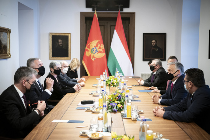 Orbán Viktor kormányfő és Milo Đukanović montenegrói elnök tárgyal a karmelita kolostorban 2021. május 11-én – Fotó: Benkő Vivien Cher / Miniszterelnöki Sajtóiroda / MTI