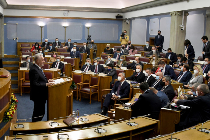 A montenegrói miniszterelnök, Zdravko Krivokapić beszédet mond a montenegrói parlamentben, Podgoricában, 2020. december 2-án. Miután a szerb pravoszláv egyház által támogatott koalíció megnyerte a választásokat, a törvényhozók szavazásra ültek össze az új kabinetben, és ezzel megkezdődött a hatalomátadás – Fotó: Savo Prelevic / AFP