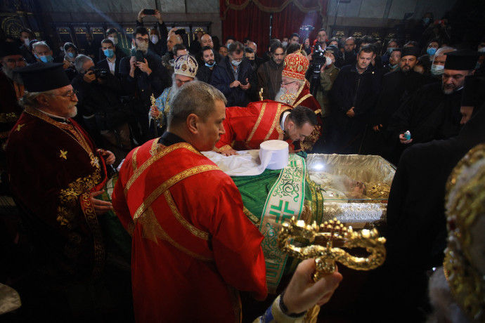 A koronavírusban meghalt Irinej pátriárka temetése a belgrádi Szent Száva-templomban 2020. november 21-én – Fotó: Milos Miskov / Anadolu Agency / AFP