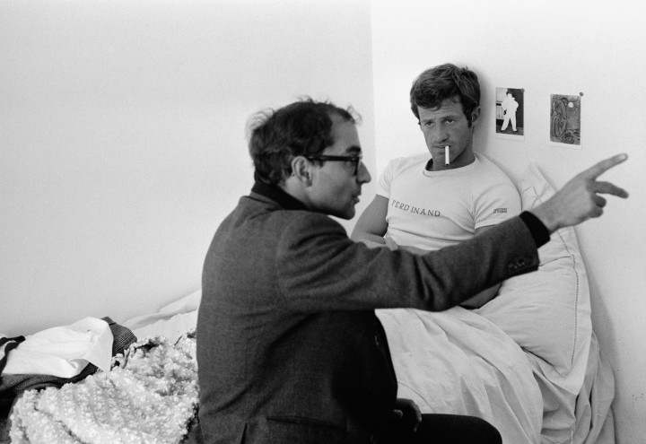 Jean-Luc Godard magyaráz Jean-Paul Belmondonak a Bolond Pierrot forgatásán – Fotó: Jacques Haillot / Apis / Sygma / Getty Images