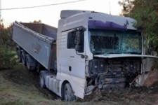 Menet közben kiesett a sofőr, a kamion fákat letarolva repült a tanyák között egy kerti tóba