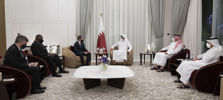 Tamím bin Hamad Ál Száni sejk találkozik Antony Blinken amerikai külügyminiszterrel, Lloyd Austin amerikai védelmi miniszterrel Dohában, Katarban 2021. szeptember 06-án – Fotó: Qatari Emirate Council / Anadolu Agency / AFP