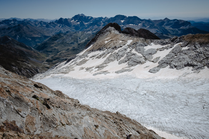 Az Ossoue-gleccser a francia-spanyol határ északi oldalán, Hautes-Pyrenees megyében, Occitanie régióban. 2001 és 2018 között több mint huszonhét métert veszített a vastagságából – Fotó: LILIAN CAZABET / HANS LUCAS / HANS LUCAS VIA AFP
