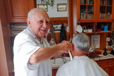 Még a legmodernebb frizura is ered valahonnan, és Sanyi bácsi a 63 év alatt biztos találkozott vele