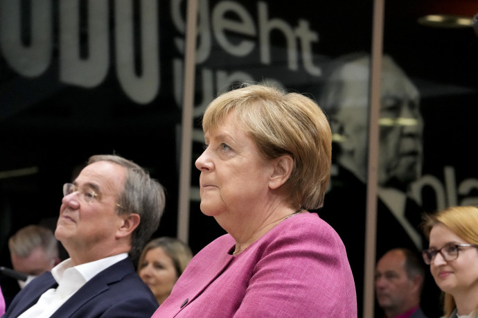 Armin Laschet és Angela Merkel 2021. szeptember 6-án, Berlinben – Fotó: MARKUS SCHREIBER / POOL / AFP