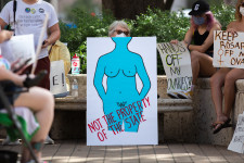 A nemi erőszak áldozatait sem kímélő texasi törvény után újra lángra kapott az abortuszháború