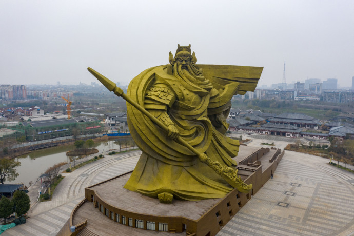 Kolosszális szobrot mintáztak Kínában a háború istenéről, most milliárdokért arrébb szállítják