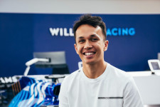 George Russell helyén tér vissza az F1-be Alex Albon