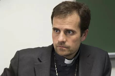 Beleszeretett egy erotikus és sátánista könyveket író nőbe az ördögűzéseiről ismertté vált katalán püspök