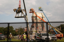 A rabszolgatartók legszimbolikusabb szobrát száz év után eltávolították az USA-ban