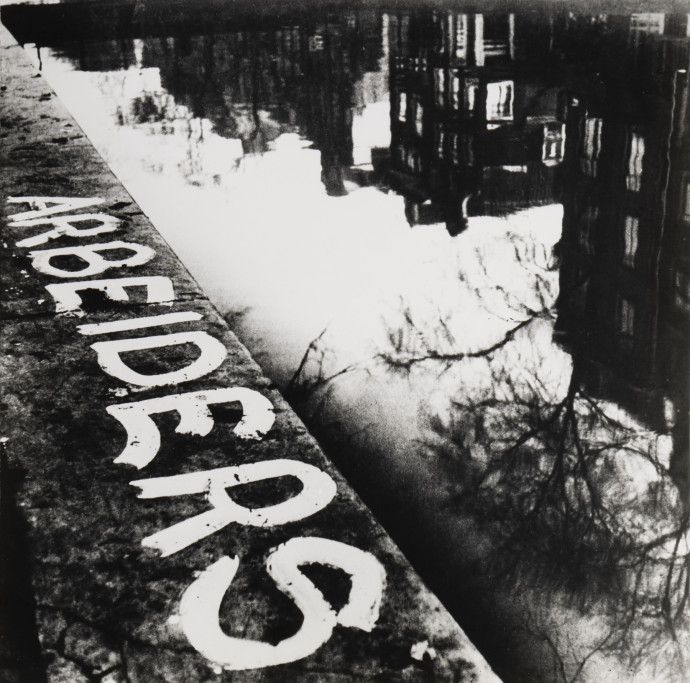 BESNYŐ ÉVA: CSATORNAPART „MUNKÁSOK” FELIRATTAL. AMSZTERDAM, 1933 IARA BRUSSE GYŰJTEMÉNY © MARIA AUSTRIA INTÉZET