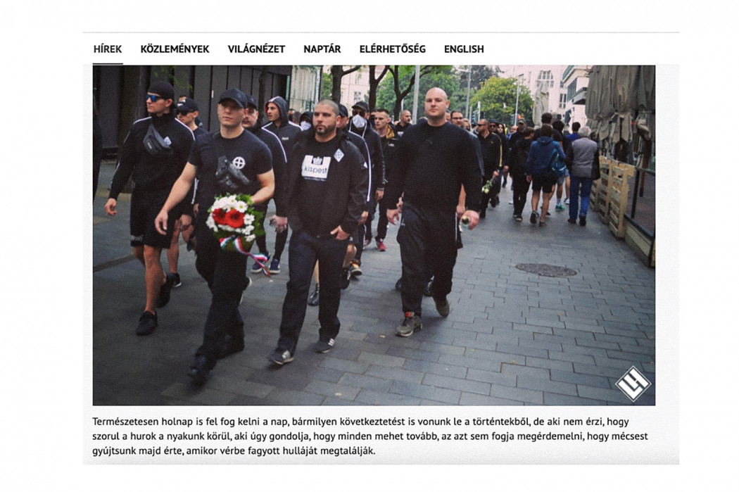 Egy kép a Légió Hungária egyik tagjáról, aki 2020 májusában egy tüntetésen a Kispest-pólót viseli – Forrás: a Légió Hungária honlapja