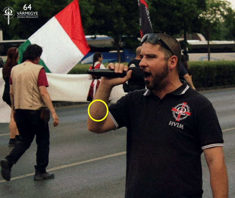 Egy 2017-es fotó, amelyen Lipták karján olyan ismertetőjegy látható, ami nagyon hasonló ahhoz az egyénéhez, aki egy LGBT-ellenes zászlót tart fel egy neonáci Telegram csatorna posztja szerint 2021 júniusában