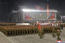 Éjféli katonai felvonulással ünnepelte alapításának 73. évfordulóját Észak-Korea