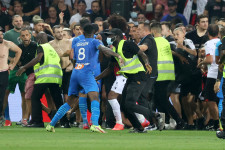 Újrajátsszák a pályára rohanó, a játékosokkal verekedő szurkolók miatt félbeszakított francia bajnokit