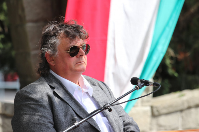 Kisoroszi önkormányzata vadbarmozó, idiótázó kommenteket lájkolgat, miután a kormány leállította a Szigetcsúcson a beruházást