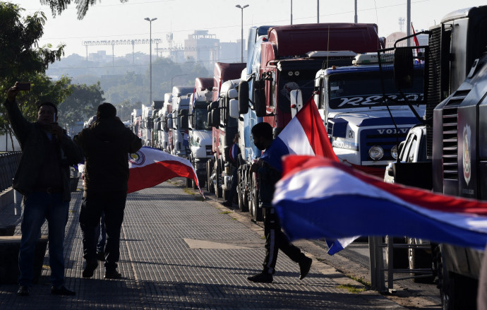 Paraguayi sofőrök tüntetése 2021 áprilisában Asunciónban, ahol az államilag szabályozott bérek emelését követelték. (NORBERTO DUARTE / AFP)