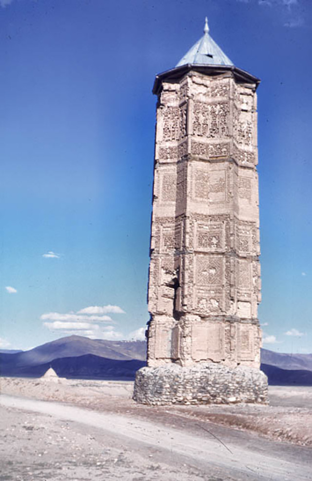 Mahmúd szultán ezeréves tornya a dél-afganisztáni Gáziban – Fotó: Dr. Bill Podlich
