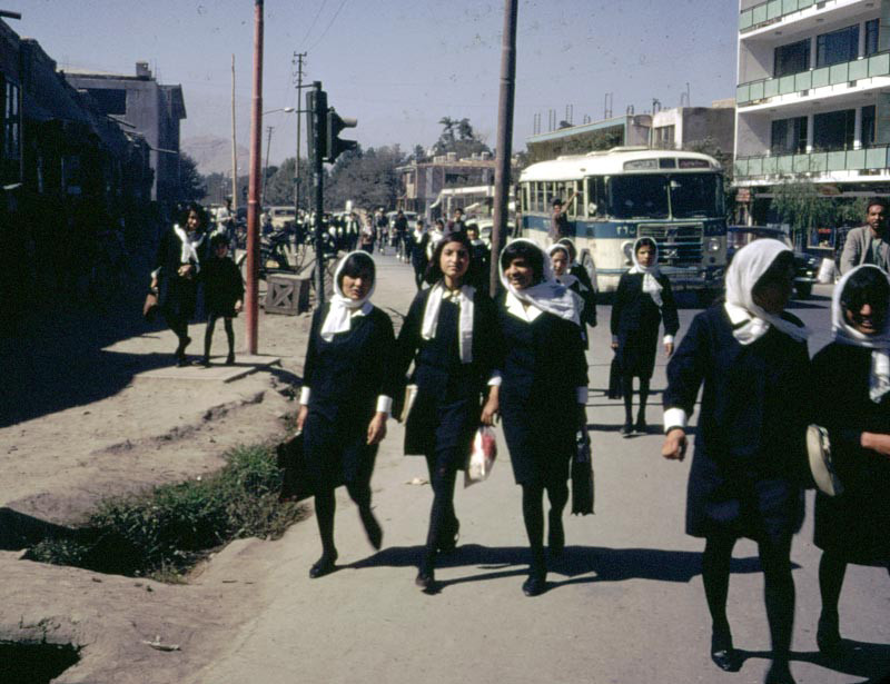 Kabuli iskoláslányok – Fotó: Dr. Bill Podlich