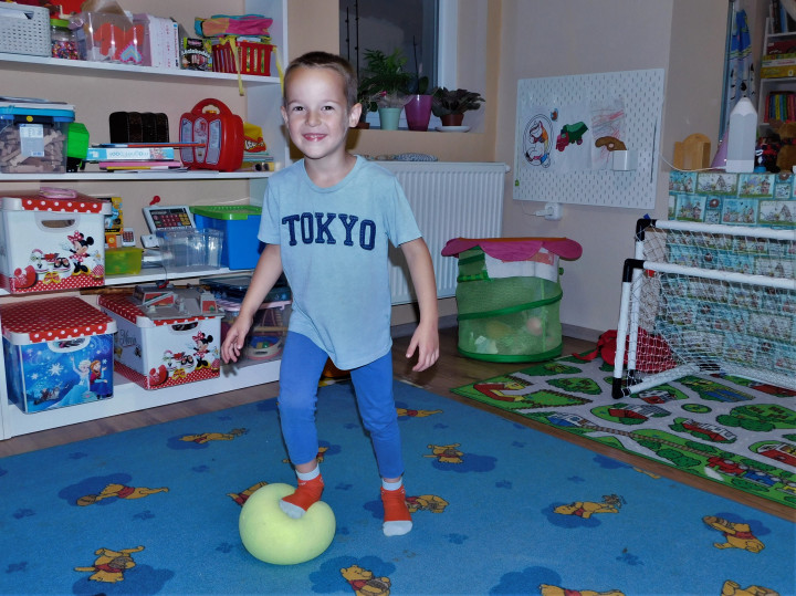 A két gyerek tarka, játékkal és mesével teli szobája egybenyílik, Gabesz leginkább focizni szeret. – Fotó: Laczó Balázs / Telex