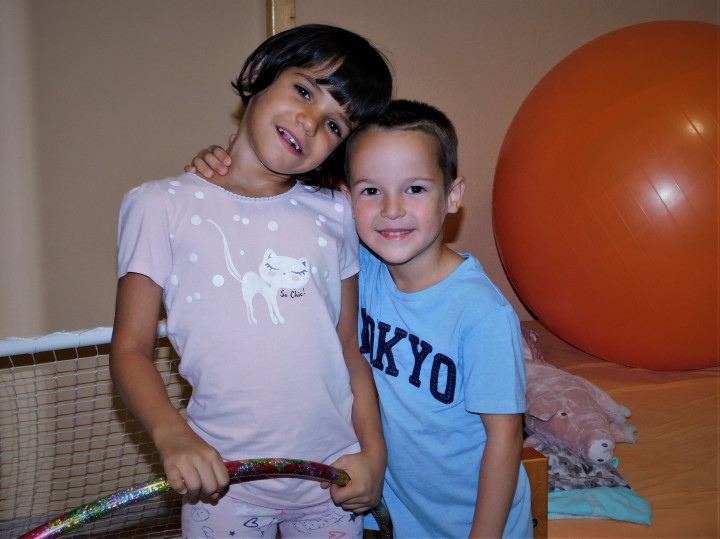 A hétéves Enikő az idejét legtöbbször együtt tölti a négyéves Gabesszal, aki nővére számára az égből pottyant kistestvér lett. – Fotó: Laczó Balázs / Telex