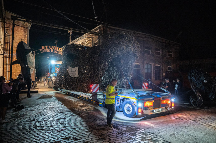 Kovács Zoltán szerint organikus remekmű lett a szarvasagancsokból készült gigantikus kapu