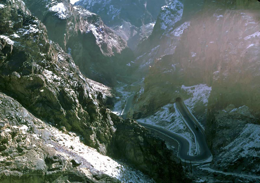 Az 1969-ben átadott, ma már borzalmas állapotban leledző Kabul−Dzsalálábád főút egyik lélegzetelállító szakasza a Kabul-folyó völgyében – Dr. Bill Podlich