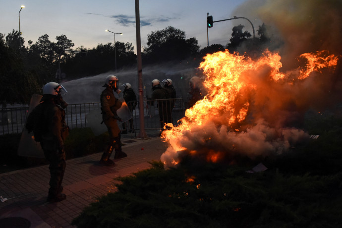 Hollandiában technóval, Görögországban Molotov-koktélokkal tüntettek a járványügyi korlátozások ellen