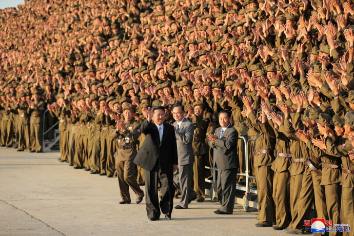 Katonai parádé az észak-koreai állam alapításának 73. évfordulóján – Fotó: KCNA/Reuters