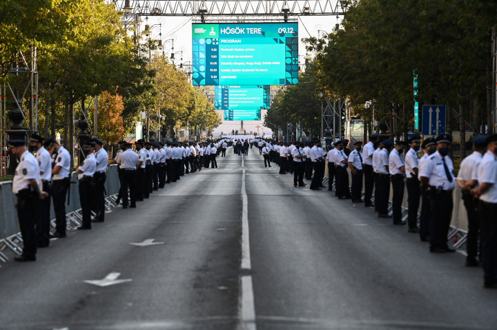 Rendőrök biztosítják az Andrássy utat Ferenc pápa érkezésére várva – Fotó: Bődey János / Telex
